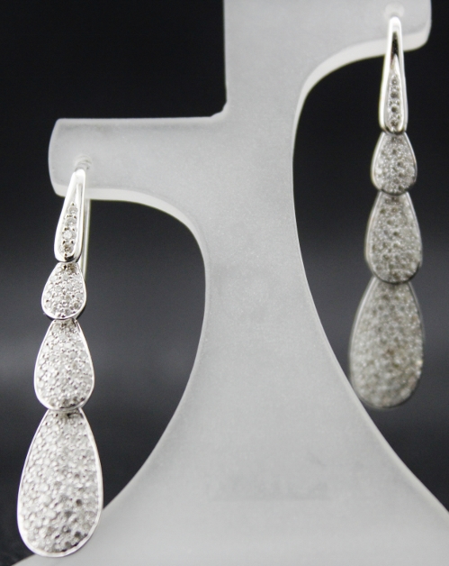 (image for) A 18K WHITE GOLD DIAMOND EARSTUD